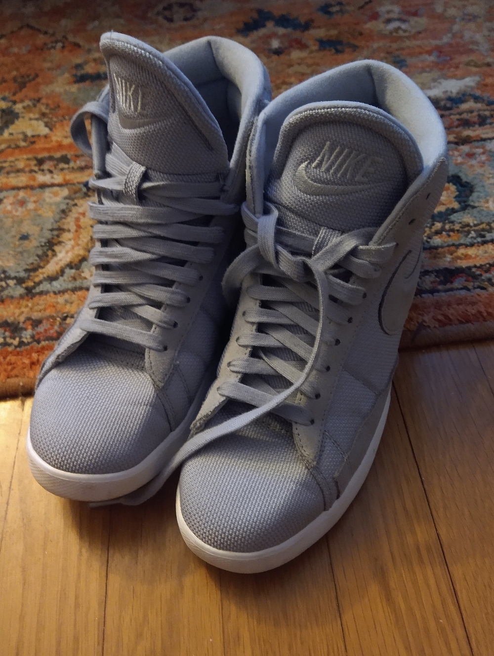 Nike High-Top Sneakers in Light Gray@Size 8